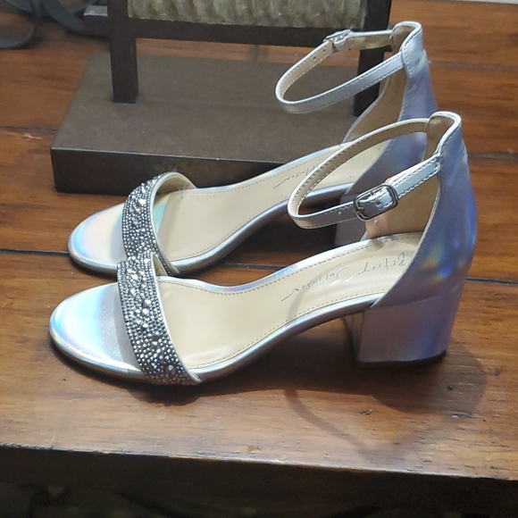 Betsey Johnson Sz 6M Silver - Picture 3 of 8